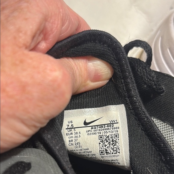 Nike Black and White Athletic Shoes - Picture 6 of 7